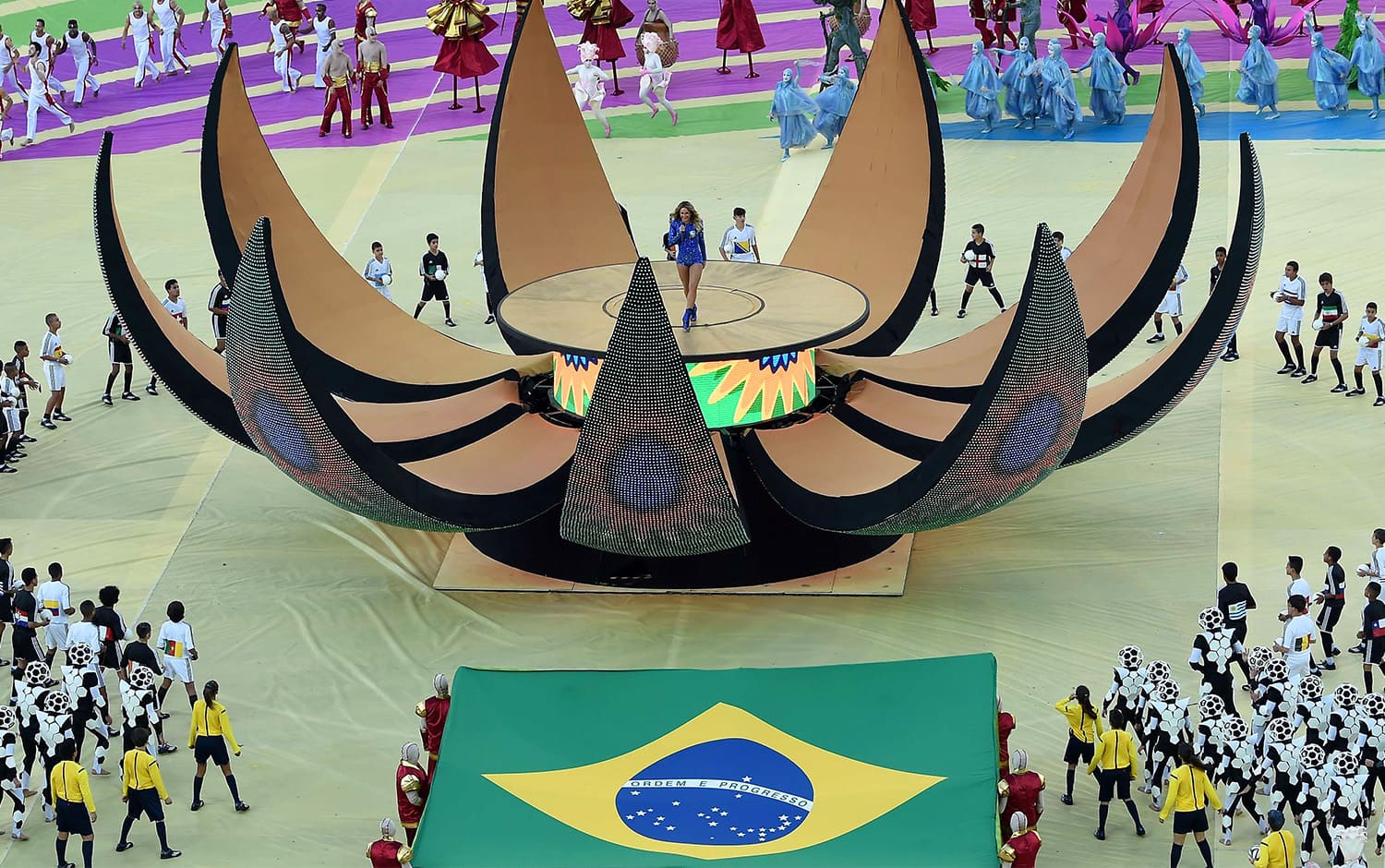 YESTECHMGOutdoorLEDScreenShinesthe2014FIFAWorldCupOpeningCeremony